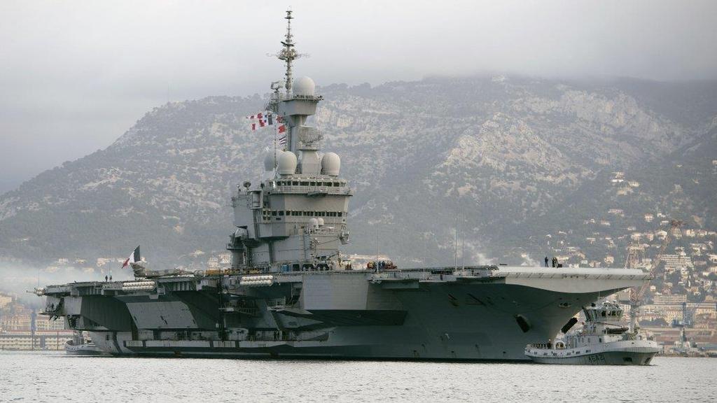 The French Navy's nuclear-powered aircraft carrier Charles de Gaulle, pictured sailing from its home base of Toulon in January 2015 for deployment to the Mediterranean, Indian Ocean, and Gulf regions.