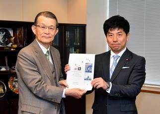 Yoshifumi Yasuoka (Arctic Study Group Leader), to Mr. Kazuyuki Nakane, State Minister.