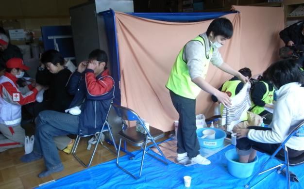 A Scene from the JRCS Activities On 20 April, the Japanese Red Cross nursing team officially started the hot towel and foot bath services in collaboration with the evacuations centres.