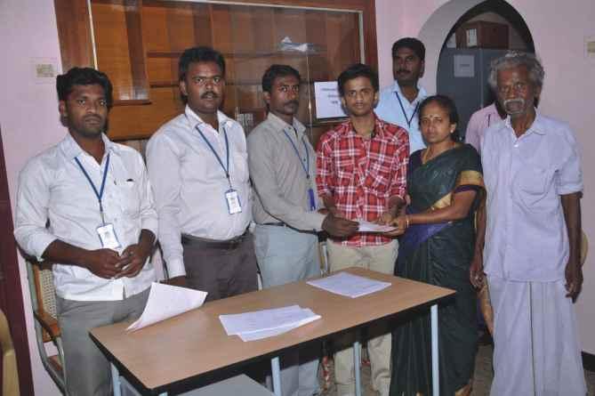 Raja Vaithiyanathan giving the cheque to the CTY beneficiary Tirunelveli Tuticorin, Kanyakumari and Virudhunagar.