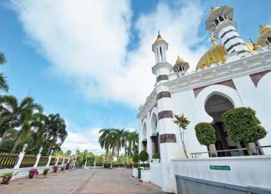Regarded as one of the most beautiful mosques in Malaysia, its architecture consists of the golden dome and interesting minarets that epitomizes the beauty of Islamic