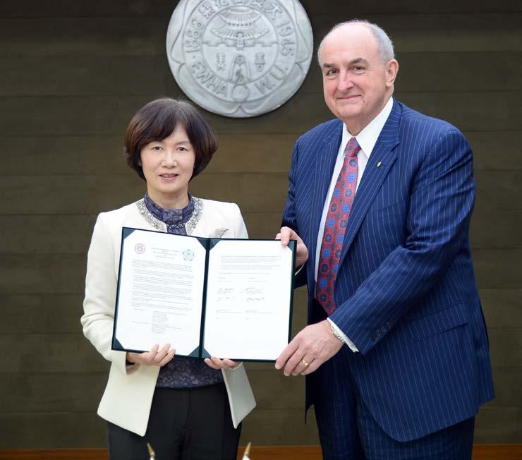 INTERNATIONAL AFFAIRS (3/3) STRENGHTENED PARTNERSHIP WITH INDIANA UNIVERSITY In March, President Choi Kyunghee hosted President Michael McRobbie of Indiana University, Bloomington and discussed ways