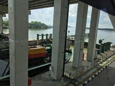 operasi flooding in. Keadaan kapal yang melalui baraj atas permintaan untuk melalui baraj adalah seperti gambar berikut: GAMBAR 2.2 GAMBAR 2.3 Baraj Kuching - Tongkang Sedang Melalui Slipway (26.07.