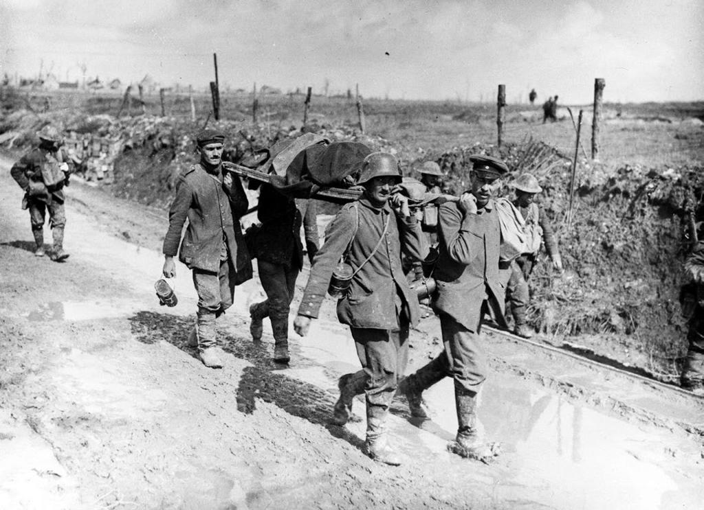 akg-images/wha/world History Archive/AKG1066772 A Canadian Vimy casualty, being evacuated by captured German prisoner stretcher bearers.