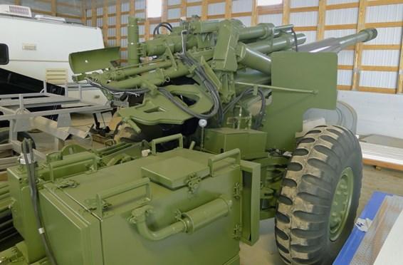 The replacement C1 155mm howitzer has a fresh coat of the Canadian shade of semi-gloss olive paint, with tactical markings correct for the 1960 s time period.