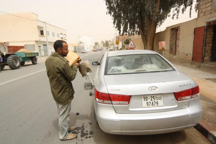 The fuel crisis also adds to the difficulties faced by Libyan refugees attempting to flee bombardment from Gaddafi s regime and find refuge in Tunisia.