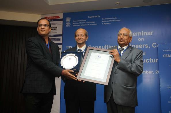 Anal Shah receiving the Excellence in Engineering Consultancy