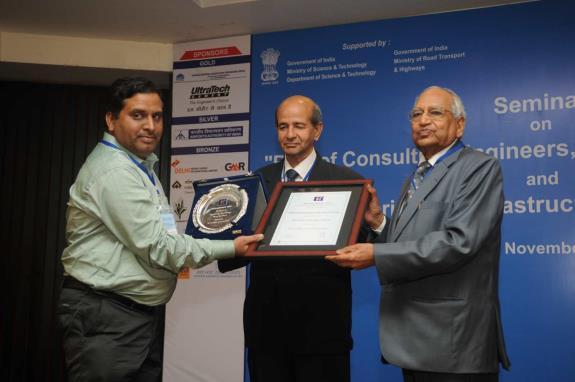 Kamalkishore Ramakant Sharma receiving the Excellence in