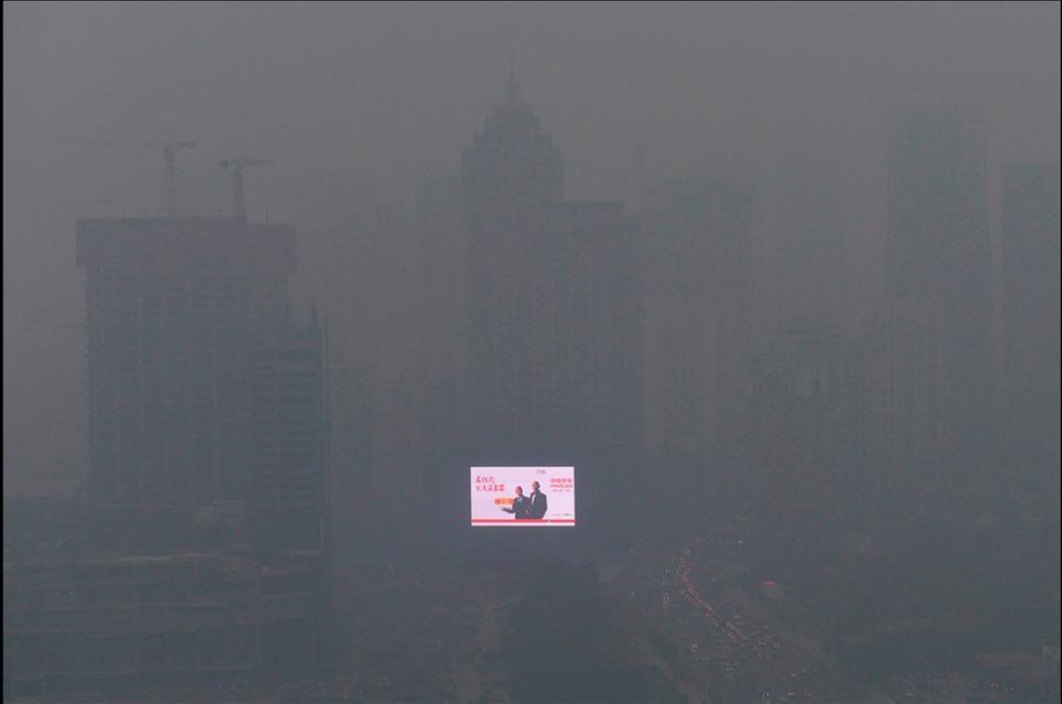 (5) Effect on the natural environment CO 2 -emission, air and water pollution An electronic screen out through heavy smog that obscured the skyline in Shenyang,