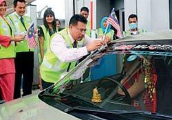 Community & Social Development 3 4 5 En Sazally Saidi, CEO of LITRAK distributing flags to motorists in the spirit of Merdeka Day SMART Director Datuk Ir Dr Hj Ahmad Zaidee Laidin presenting a