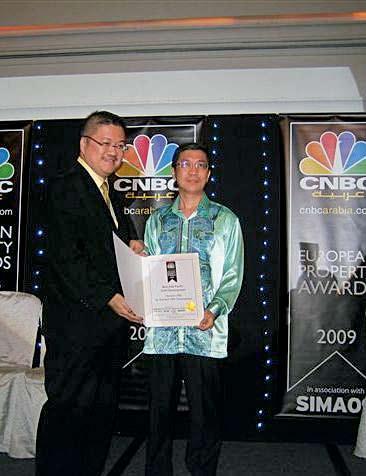 1 2 3 Ir Chow Chee Wah, Managing Director of Gamuda Land receiving the CNBC Asia Pacific Property Awards for Best Golf Development in Malaysia and Asia Pacific Award for Horizon Hills General Manager