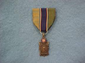 n. Daughters of the American Revolution (DAR) Award: This award consists of a bronze medal and ribbon.