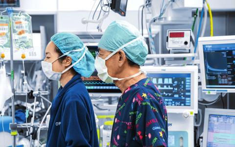 02 TOHO UNIVERSITY OMORI MEDICAL CENTER, JAPAN D-4140-2016 D-4141-2016 Prof Ochiai and anesthetist during transplantation. Dr Sato explains functions of SPV.