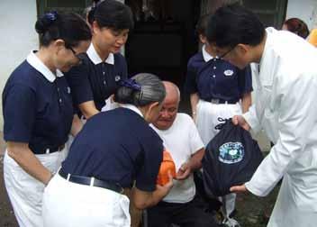 Director Pan and the volunteers brought a holiday greetings to the elderly who lives alone. grandfather after Mr. Hsu s divorce. In mid-august, Mr. Hsu visited the hospital to suture a cut in his leg.