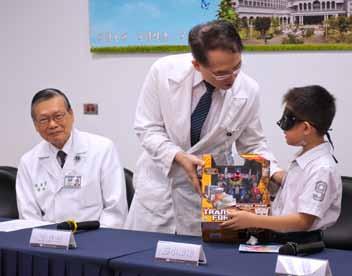 Be Cautious of Unhealable Wounds Liao is discharged from the hospital after a successful surgery. Taipei Tzu Chi Hospital gives a model car as a gift to Liao.