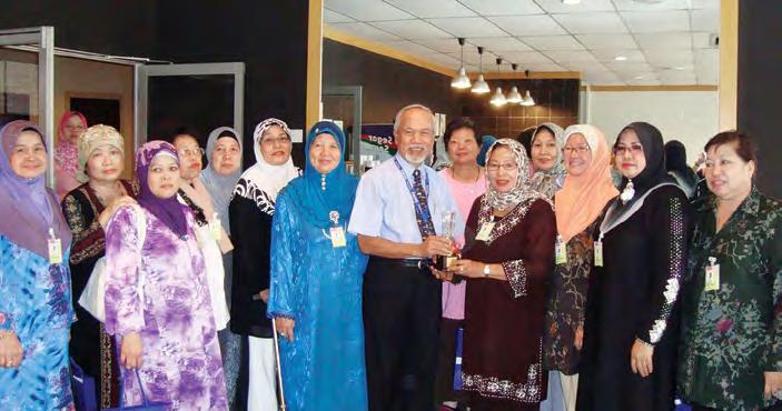NST School Sponsorship Programme TEN schools in Kelantan each received five copies of the New Straits Times, sponsored by APFT.