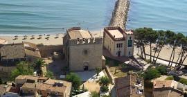 ACCOMMODATION The Town Council will provide the resident with a flat of about 90 m² in size, located on the ground floor of the Casa Forestal of Empúries, beside the Gothic church and facing the sea.