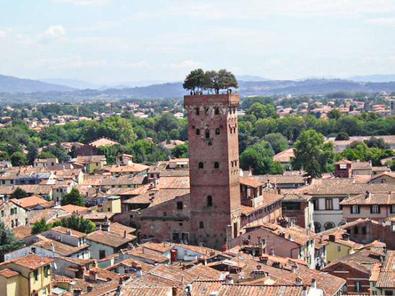 All its most important treasures are within walking distance, and visitors can grasp how the fundamentals of Romanesque architecture morphed into the Reinassance in Tuscany, and from there, to the