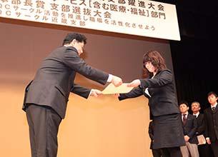 Achievements are presented by selected teams from Japan and overseas during the All-Sharp R-CATS Convention, and case studies on successful improvements are shared throughout the company.