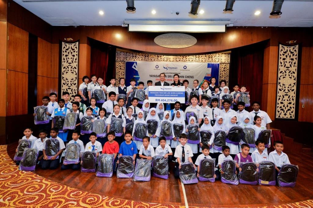 Yayasan TSLSC Program Anak Angkat 28 January 2015 Yayasan TSLSC sponsored 330 students from 169 primary school and secondary