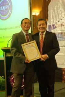 awarding Dr Wong Kam Cheong Photo right: Er.