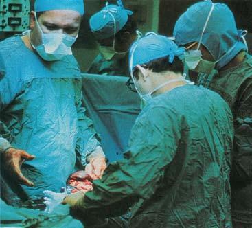 u Surgeons perform an open abdominal surgery in the main operating room at Walter Reed in 1985.