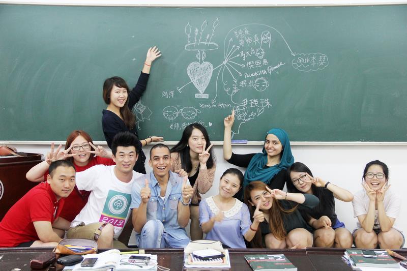 Welcome to SCUN We invite you to learn Chinese and experience colorful life in Wuhan. Join us in this ethnic-featured university, together with students from 56 ethnic groups.