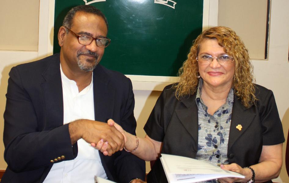 UB and UQROO Signs Student Exchange Agreement The President of the University of Belize (UB), Dr. Cary Fraser and Rectora of the Universidad de Quintana ROO (UQROO), Mtra.