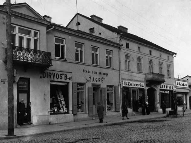 216 ALGIMANTAS KATILIUS Žemės ūkio draugijos Žagrė parduotuvė J. Basanavičiaus a., 1936 m. Fot. nežinomas rinkimai svarstymui klausimo dėl ūkio mokyklos steigimo.