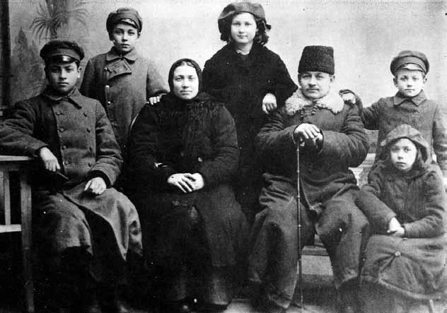 258 GINTARAS LUČINSKAS Jurgis Krasnickas Marijampolės Žiburio gimnazijos moksleivis (pirmas iš kairės) su motina, tėvu ir tuo laiku lankiusiais tą pačią gimnaziją broliais ir seserimis. 1920 m.