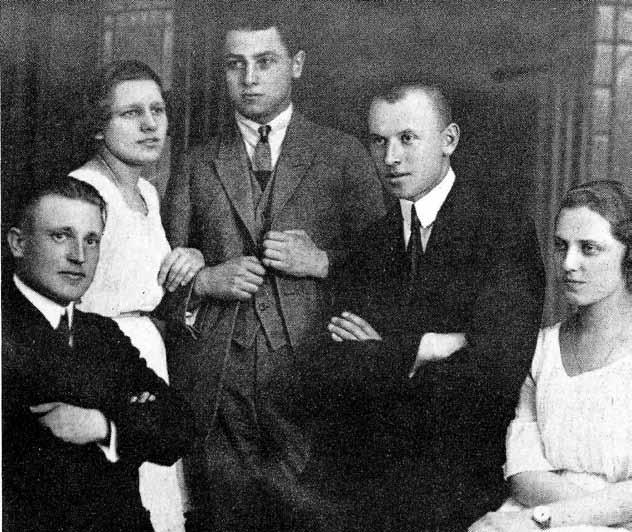 ATEITININKAS, ŠAULYS, VISUOMENININKAS JURGIS KRASNICKAS (1902 1922) 267 terio universiteto studentas, vienas iš energingiausių ateitininkų organizacijos vadų, žiauriai žmogžudžių nužudytas š. m.