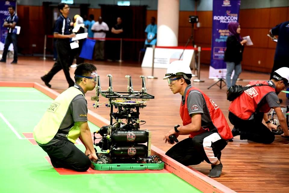Universiti Teknologi Malaysia (UTM) menerusi pasukan UTM A telah dinobat sebagai Juara Robocon