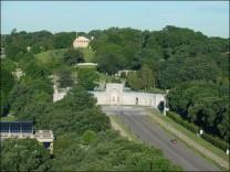 1) Memorial Drive Memorial Drive is the road that leads into Arlington National Cemetery. The roadway begins on the opposite side of the Potomac River in the vicinity of the Lincoln Memorial.
