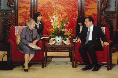 Sadako Ogata and China s Vice Premier Li Keqiang (On