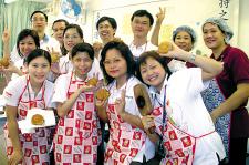 The first activity, Heartfelt Mooncake Action,was organised in association with the Yan Chai Hospital - HK Peninsula Lion s Club Hostel around the last Mid-Autumn Festival.