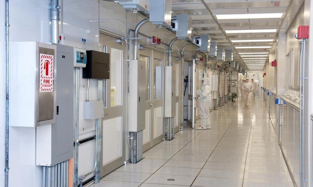 Specialty Electronic Materials and Sensors Cleanroom (SEMASC) 13 Mission: Component technology