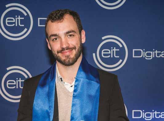 EIT DIGITAL ANNUAL REPORT 2016 / ENTREPRENEURIAL EDUCATION Doctoral School Case Study Wilfried Dron Wilfried Dron was in one of the first PhD intakes of this European education programme and wrote a