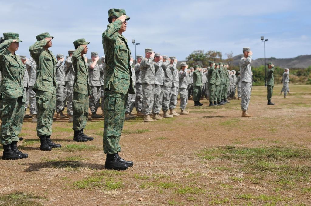 Present arms HAWAII NATIONAL GUARD TRAINING INSTITUTE, Hawaii Soldiers from the Hawaii Army National Guard, the Oregon Army National Guard and the Singapore Armed Forces render salutes as their