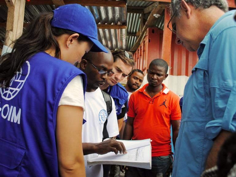 CDC and IOM review the data collection forms and methodology at a Flow Monitoring Point in Liberia HIGHLIGHTS IOM, CDC and WHO conducted a joint regional assessment mission from 7-17 July in Mali,
