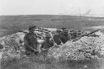 Australian and American troops dig in, Hamel, 4 July.