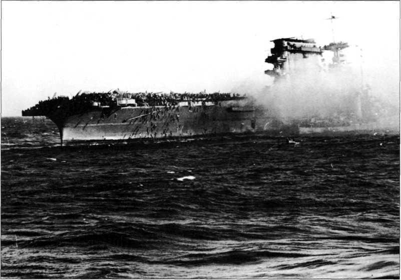 36 Essential Histories The Second World War (I) ABOVE The crew of the USS carrier Lexington, abandon ship while a destroyer maneuvers along side, during the Battle of the Coral Sea, 8 May 1942.