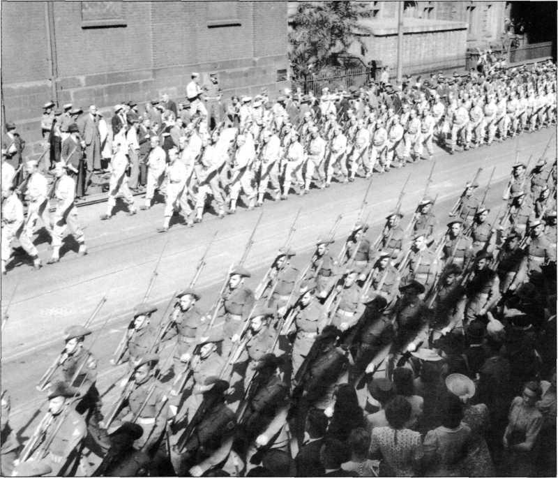 76 Essential Histories The Second World War (1) American and Australian soldiers marching together in a Sydney street during a loan rally.