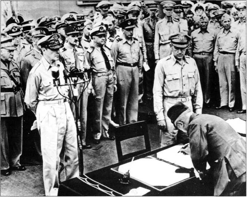 86 Essential Histories The Second World War (I) General MacArthur watches as a Japanese representative signs the surrender document on the battleship Missouri in Tokyo Bay on 2 September 1945.