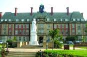 uk This large 767-bed teaching hospital, in central Newcastle, offers a range of services, including women s services.