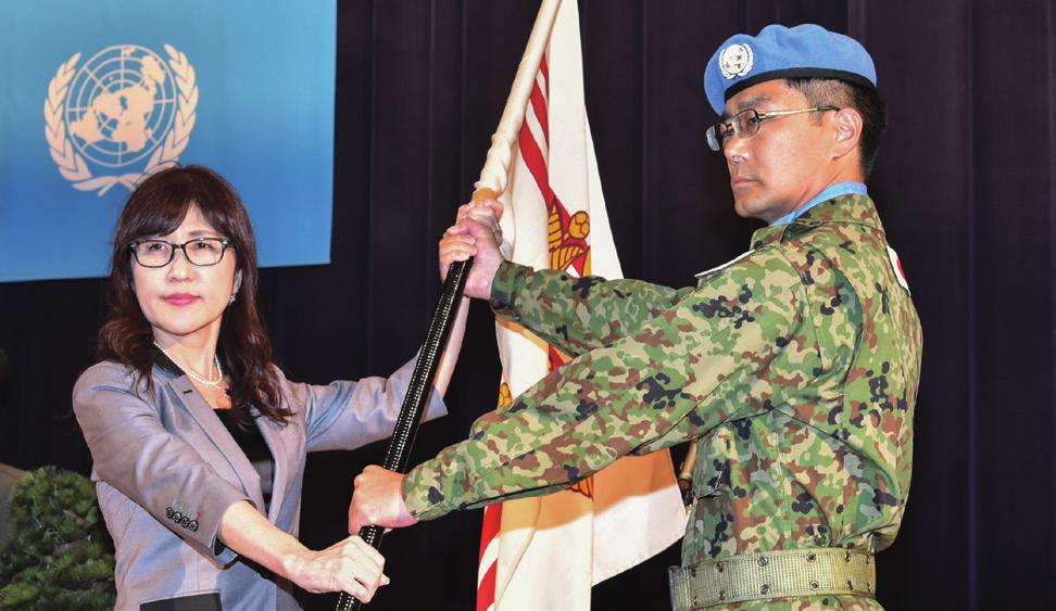 017) Unit flag being returned to Minister of Defense Inada by the head of the engineering unit