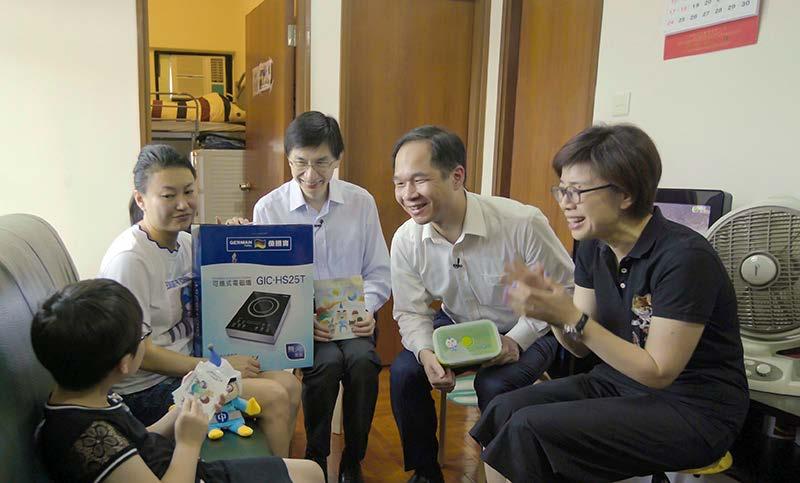 Photo 6 CLP Power Managing Director Mr TK Chiang (second right) and CLP Power Chief Corporate Development Officer Ms Quince Chong (first right), together