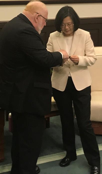 Presenting my Commander-in- Chief s medallion to Taiwan President Tsai Ing-wen Taiwan were hosted to dinner to continue discussing the long standing relationship between our two organizations, as