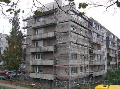Lt LR aplinkos ministerijos duomenimis dalinai renovuotų daugiabučių gyvenamųjų namų Lietuvoje yra apie 700.