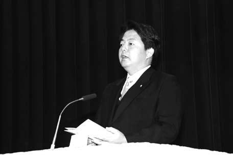 Prime Minister Fukuda gives instructions at a meeting of upper-level SDF officials (November 2007) Under the Constitution, Japan s basic philosophy is to maintain an exclusively defense-oriented