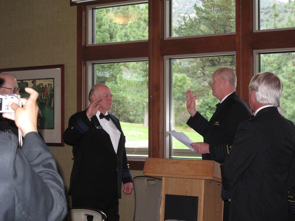 The Valley s new Commander, P/R/C Ken Henry, SN, being sworn in by D/Lt/Cdr Mike Mann.